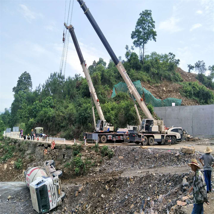 砀山县汽车掉沟里叫吊车救援要多少钱